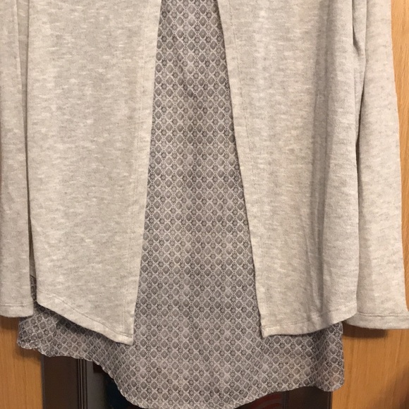 Gina Benotti Medium 2 layer look, split back, grey and white sweater/top combo - Picture 8 of 11